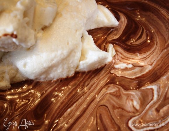 Затем добавить в шоколадную массу взбитые белки (4/5 части) и очень аккуратно перемешать всю массу до ее однородности