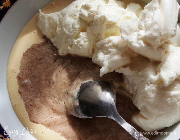 Для банановой массы необходимо соединить ее с 1/5 частью сливок и 1/5 частью белков...очень аккуратно все перемешать