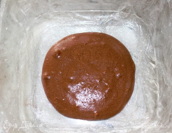 В самый центр уложить шоколадную массу 4 ст.л. (шоколадной массы получается в два раза больше...поэтому надо чередовать ее чаще остальных)