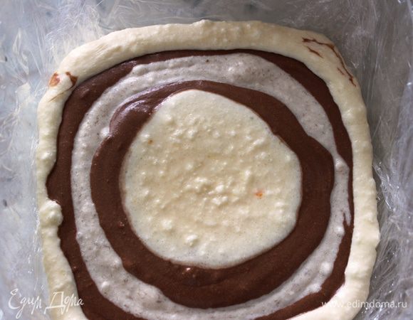 затем аккуратно добавить по центру банановую массу, на нее шоколадную....Все слои постепенно растекаются, образуя контрастные полосы