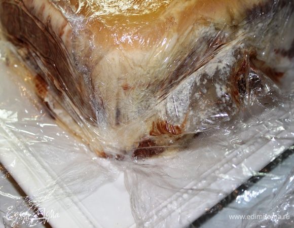 После полной заморозки освободить мороженое от формы (оно легко отделяется от стенок формы, если немного потереть и погреть их руками) и от пленки...расположить на сервировочном блюде...