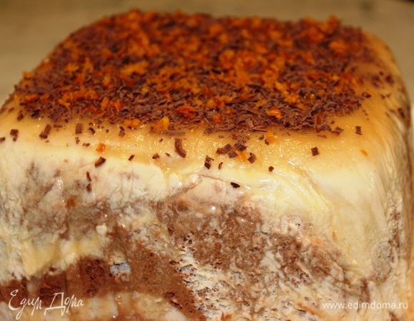 Украсить по своему усмотрению (я присыпала оставшейся цедрой и тертым шоколадом). На праздничном столе такой высокий мраморный торт-мороженое смотрится очень эффектно...