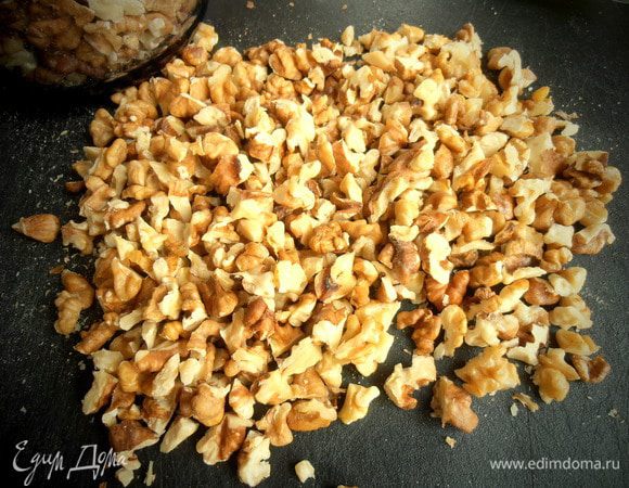Грецкие орехи нарезать, но не в крошку!