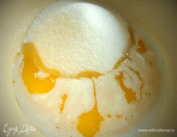 Всыпать сахар с ванилью...