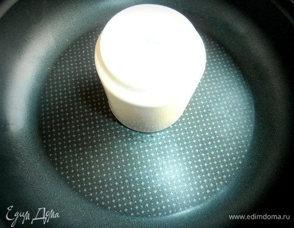 Мне захотелось испечь кекс в виде кольца для удобного нарезания, но кольцевой антипригарной формы нет, поэтому в обычную тефлоновую я поставила смазанный маслом керамический стаканчик в центре.