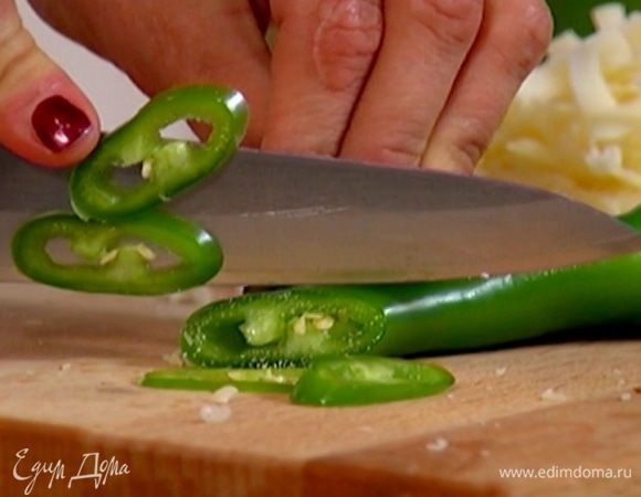Перец чили, удалив семена, измельчить.