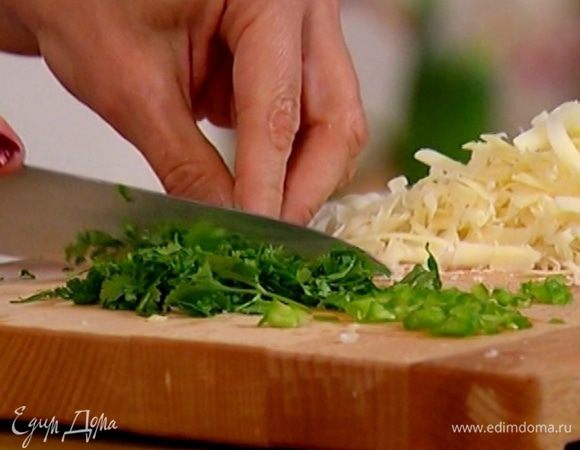 Кинзу мелко порубить.