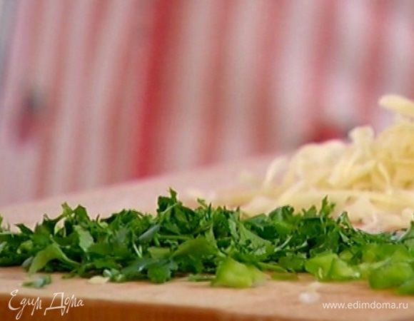 Зеленый лук нарезать тонко наискосок.