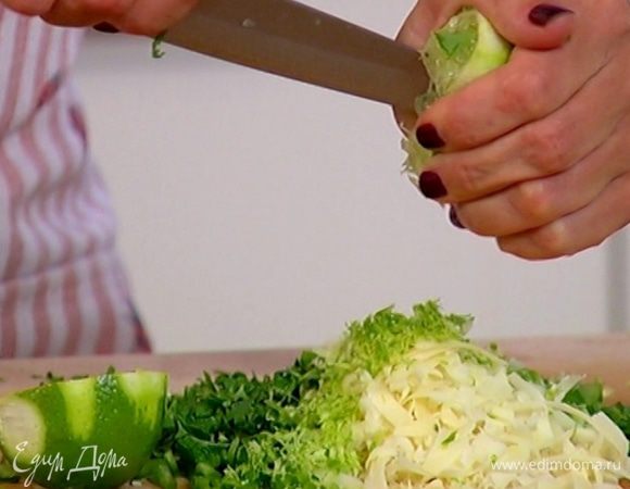 Цедру лайма натереть на мелкой терке, выжать из него 1 ст. ложку сока.