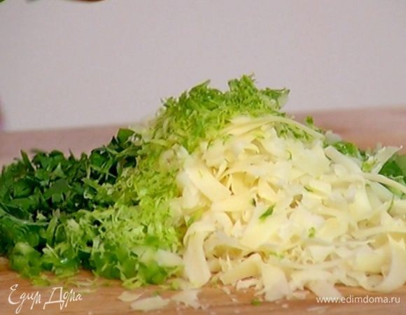 Натертый сыр соединить с перцем чили, кинзой и луком, добавить цедру и сок лайма, посолить, поперчить и перемешать.