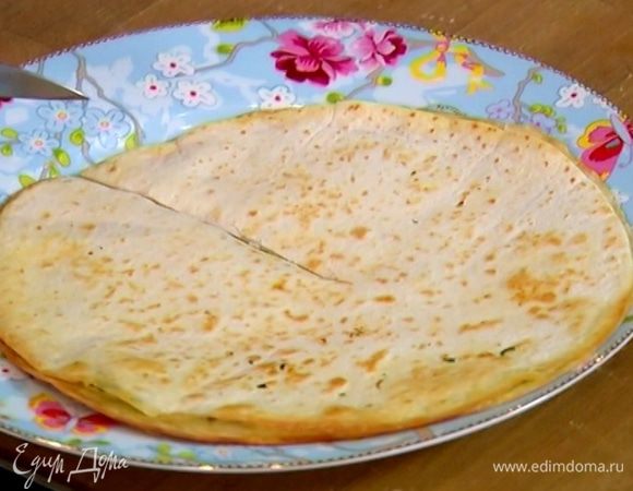 Перевернуть лепешки с начинкой на другую сторону и обжаривать еще 2–3 минуты.