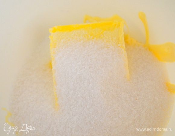 в большой миске смешать сливочное масло и сахар 