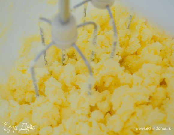 взбиваем в пышную белую массу