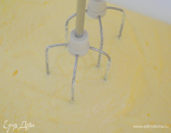 не переставая взбивать масло с сахаром вводим яйца. Взбиваем. 