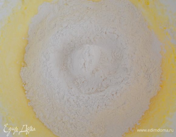 просеиваем муку с разрыхлителем и ванилином, добавляем соль. 