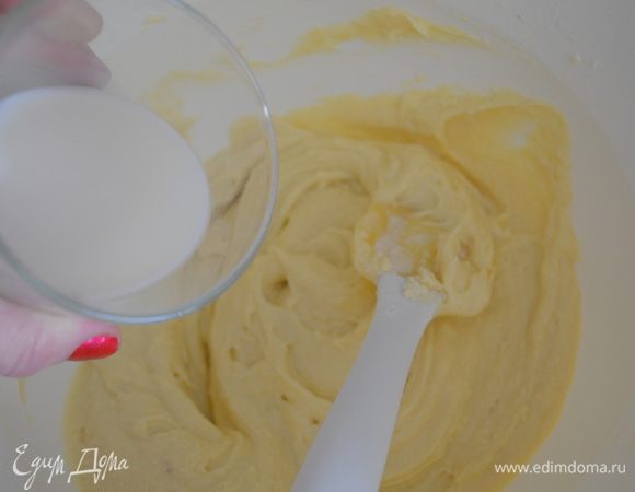 добавляем молоко и еще раз размешиваем