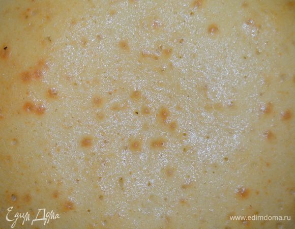 выпекаем 30 минут при 180 гр. В рецепте 25 минут, но там и форма меньше. Бисквит должен зарумянится. Проверяем деревянной лучиной - она должна быть сухая. Вот так выглядил мой бисквит...даем ему 10 минут отдохнуть в форме, а затем достаем