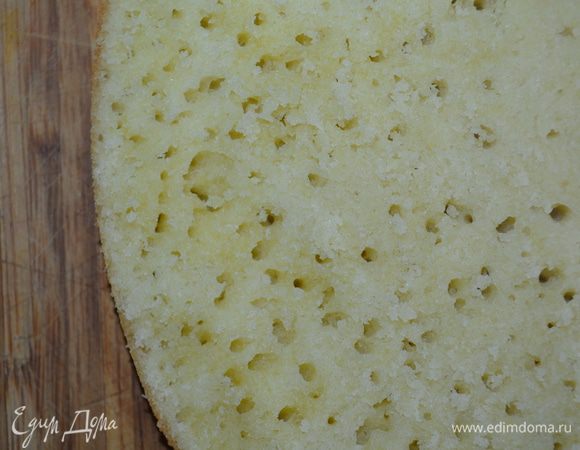 затем разрезаем попалам на 2 коржа, вот такой он внутри