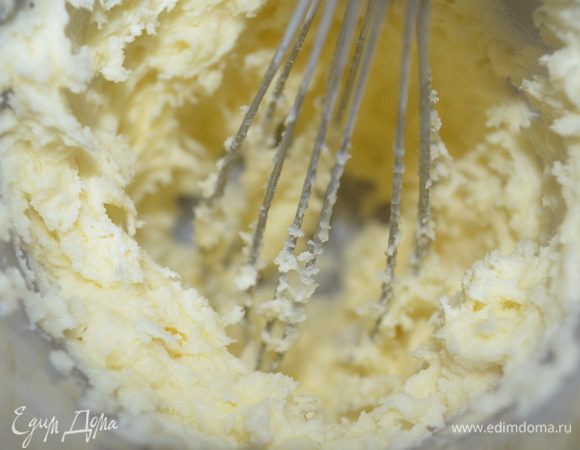 мягкое сливочное масло взбить с пудрой, добавить молоко и еще раз взбить