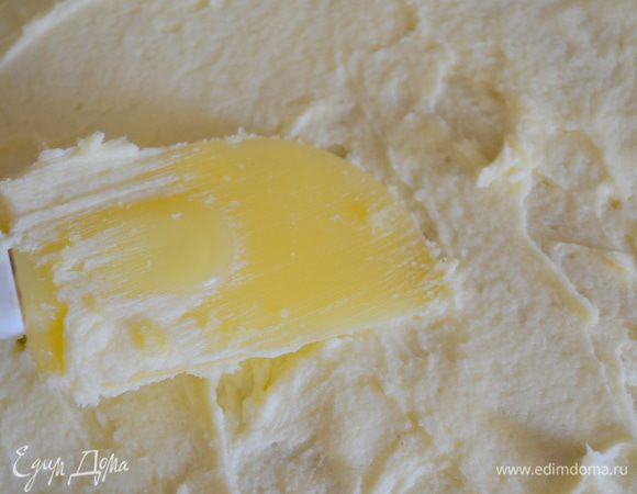 намазать им один корж