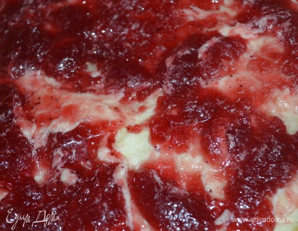 сверху намазываем джем (я его немного подогрела)