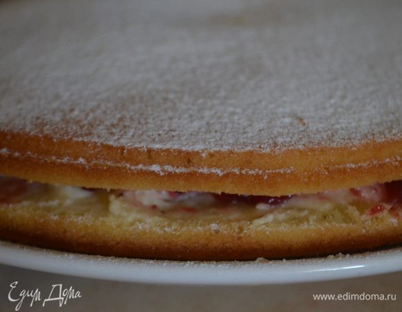 накрыть вторым коржом и посыпать пудрой