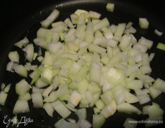Лук режем кубиками (можно полукольцами) и обжариваем его на смеси сливочного и растительного масел минут 5. 
