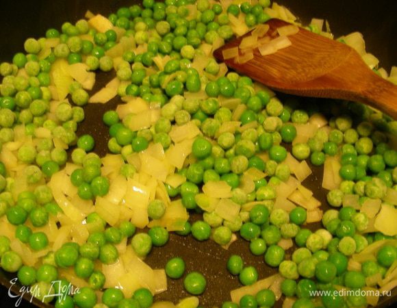 Добавляем зеленый горошек. Его можно предварительо разморозить и обсушить, в таком случае ветчину можно добавлять одновременно с ним. У меня был горошек замороженный, поэтому я добавила только его и проготовила его минут 5-7, до тех пор, пока лишняя влага не испарится. 
