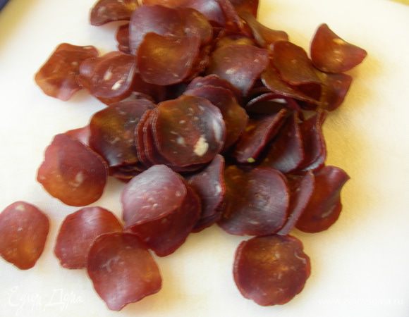 Добавляем порезанную ветчину. Я люблю использовать в таких блюдах вяленую говядину - она придает отличный копченый вкус, при этом в ней всего 3% жира. Горошек с ветчиной готовим на среднем огне минуты 3-5. 
