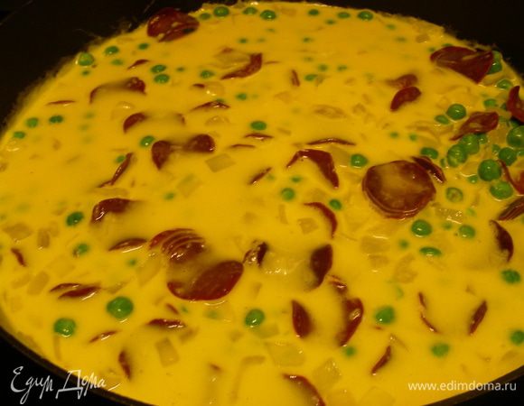 Выливаем яично-сливочную смесь в сковороду. накрываем крышкой и готовим на среднем огне минут 15. Я люблю фриттату доводить до готовности в духовке - мне кажется, так она получается нежней и снизу не пригорает. Делаю следующим образом: сначала готовлю ее на плите минут 5, а затем ставлю минут на 5-10 в духовку 180-200 гр, можно под гриль, но я часто без него делаю. Важно ее не переготовить. Минут за 5 до готовности я ее немного присыпаю сыром. 
