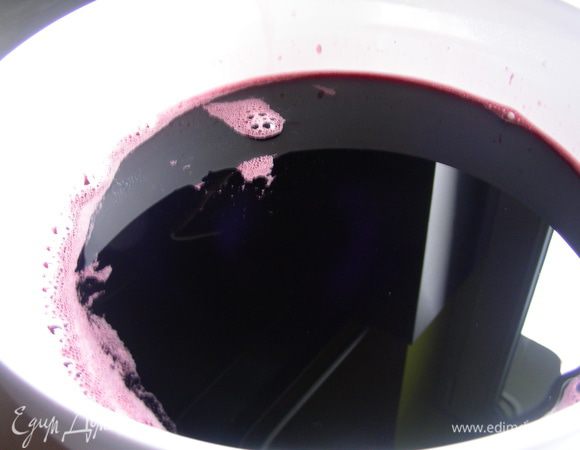 Вино переливаем в сотейник и увариваем наполовину на большом огне. Это занимает примерно 20 минут. Даем немного остыть.