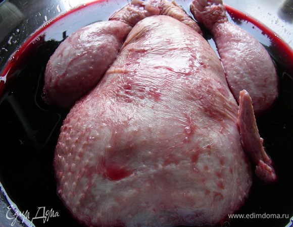 Поливаем им курицу и оставляем мариноваться минут 15-20. Затем вино сливаем (не выливаем, оно нам еще нужно). Курицу просушиваем бумажным полотенцем.
