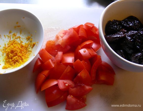 Помидоры режем средне, трем цедру апельсина, подготовим чернослив.
