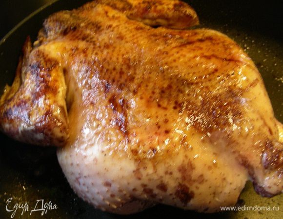 В сковороде разогреваем смесь масел и обжариваем курицу со всех сторон до красивого коричневого цвета(на мой взгляд, масла много не надо, так как курица при обжаривании выделяет достаточно жира). 
