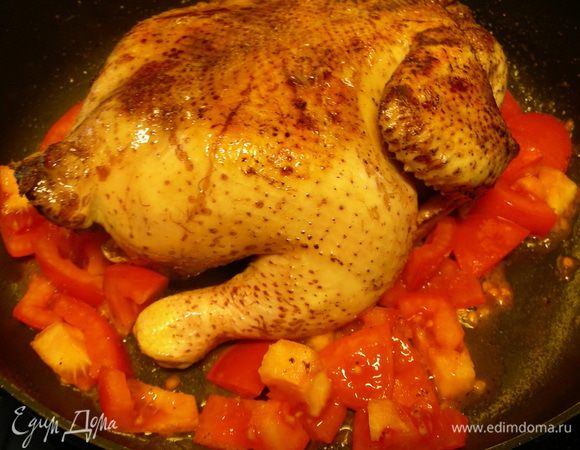 Сливаем выделившийся жир. Добавляем помидоры и готовим пару минут.
