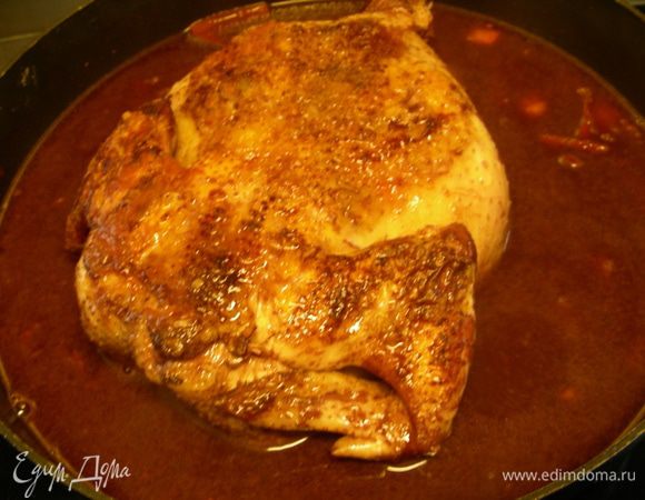 Добавляем муку, тщательно перемешиваем, чтобы не было комочков. Я на этом этапе курицу временно убрала со сковороды и муку смешивала с помидорами. Если у вас части курицы, то все будет легче смешиваться. Через пару минут вливаем вино, постоянно помешивая. Я эту смесь несколько минут поготовила и затем вернула курицу на сковороду. 
