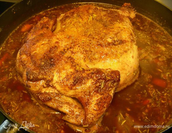 Доливаем 500 мл воды, добавляем букет гарни и апельсиновую цедру. Доводим до кипения и добавляем чернослив. Если сверху образовалась пена, снимаем ее. Теперь наша курочка готова к духовке.
