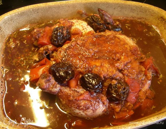 Перекладывем ее в форму для духовке, лучше с толстыми стенками. Сверху выливаем соус. Закрываем сверху крышкой или фольгой, но не до конца - оставляем чуть-чуть приоткрытой. Отправляем в духовку 200 гр на 1.20-1.30 (здесь все зависит от того, какие части курицы вы готовите. У меня примерное время для целой курицы, а ножки и бедрышки приготовятся быстрее). Я курочку за это время пару раз перевернула. Минут за 20-30 до готовности фольгу или крышку можно снять, чтобы курица подрумянилась (еще больше) и соус подвыпарился. Если курица не полностью покрыта соусом, ее лучше периодически поливать, чтобы не пересушилась.
