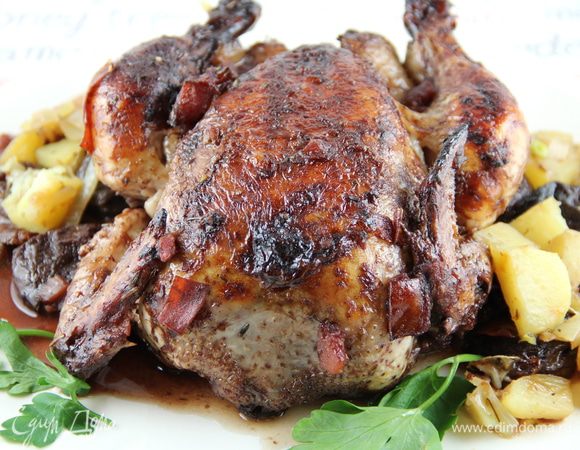 При необходимости соус можно уварить (достаем курицу и чернослив), добавив крахмал, соль, черный перец и сахар по вкусу. Я этого не делала, у меня он после духовки получился консистенции подливки. Подаем курицу с черносливом, полив соусом. Можно присыпать апельсиново цедрой и петрушкой по вкусу. Гарнир на ваше усмотрение. У меня была молодая картошечка, обжаренная на небольшом количестве масла. Приятного аппетита))