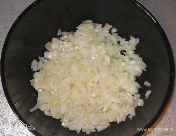 Лук нарезаем мелкими кубиками. 