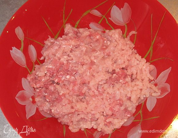 Мясо перекручиваем на мясорубке. 