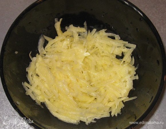 Картошку натираем на крупной терке. 