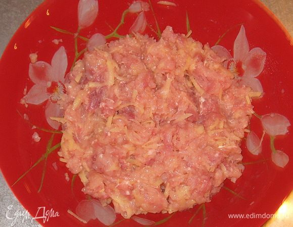 В фарш добавляем картошку, яйцо, соль и перец. Все хорошо перемешиваем. 