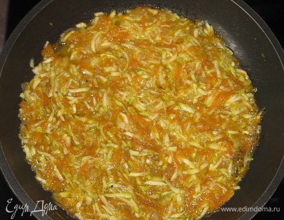 К обжаренным овощам  добавляем  кабачок, соль и перец. Тушим 2-3 минуты.