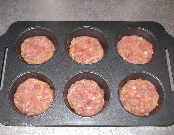 Форму смазываем сливочным маслом. Выкладываем 1 с.л фарша.