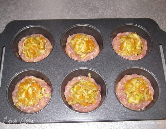 В середину выкладываем 1 ч.л начинки. 