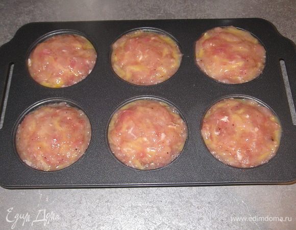 Смазываем яйцом.