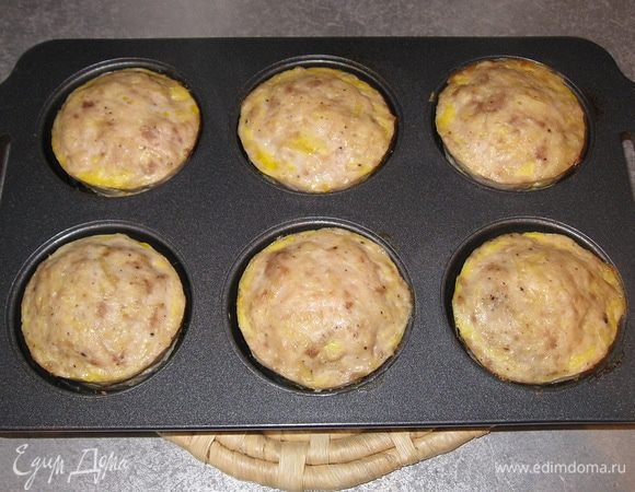 Ставим в разогретую до 180-200 с духовку и запекаем около 30-40 минут. Готовые маффины посыпаем тертым сыром.