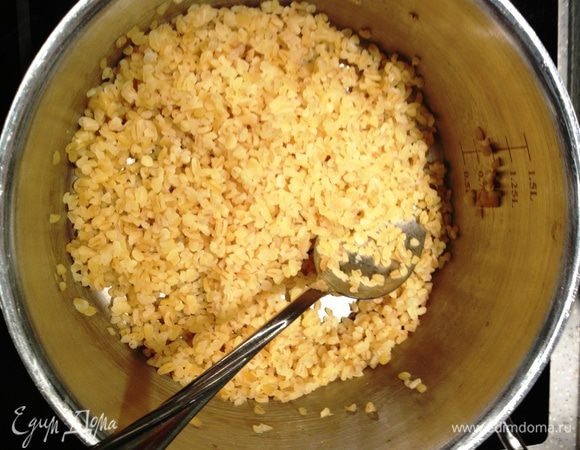Рис залить водой (воды должно быть в 0,5 больше риса, напр.: на 1 стакан риса 1,5 стакана воды), отварить до готовности.