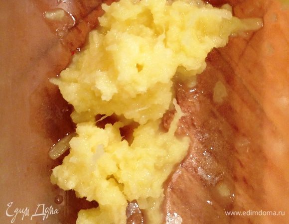 Имбирь натереть на мелкой терке.